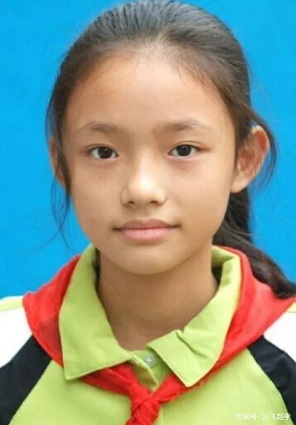 小林允像邻家普通的小黑妞