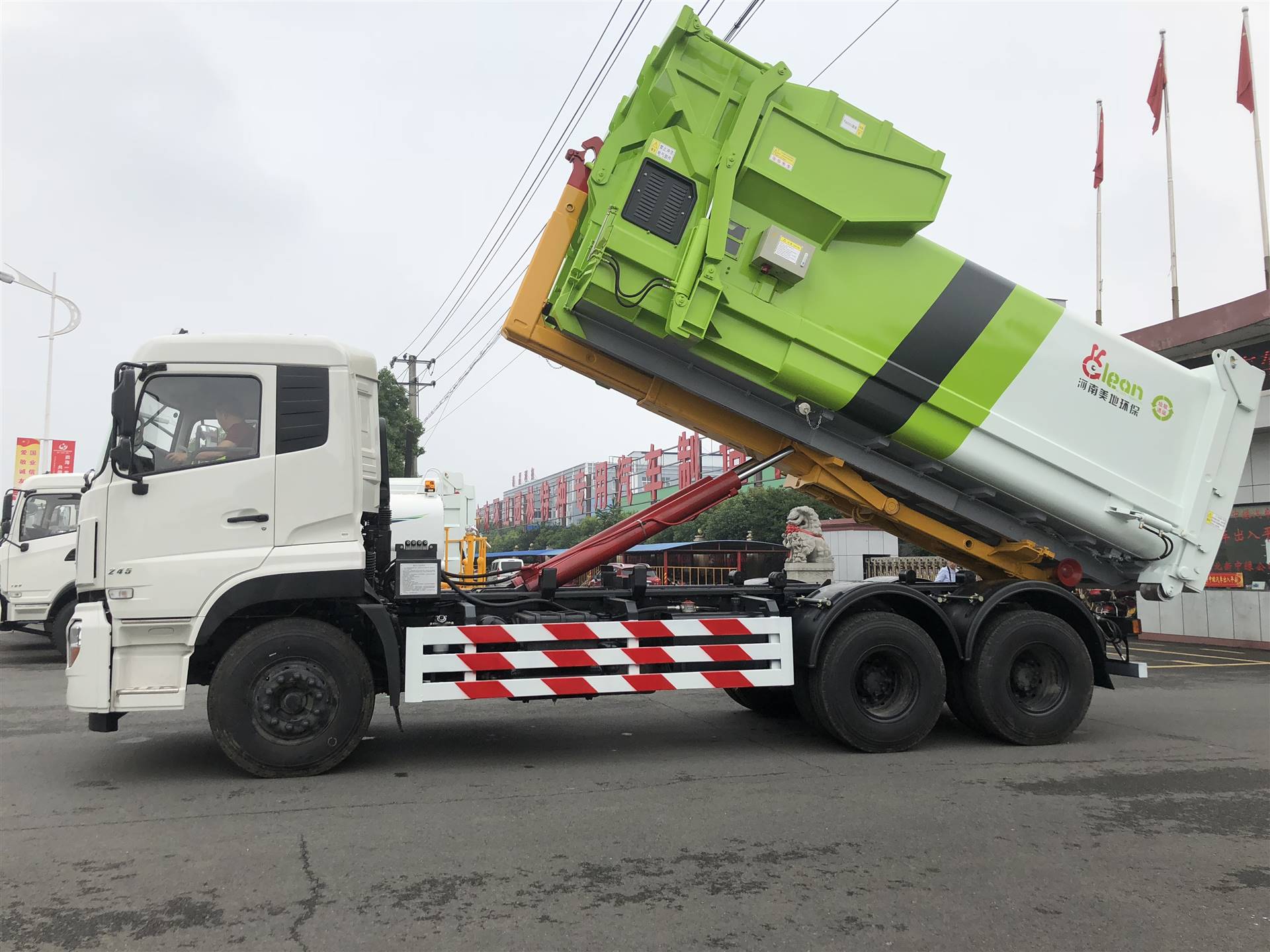 东风16吨勾臂式垃圾车厂家