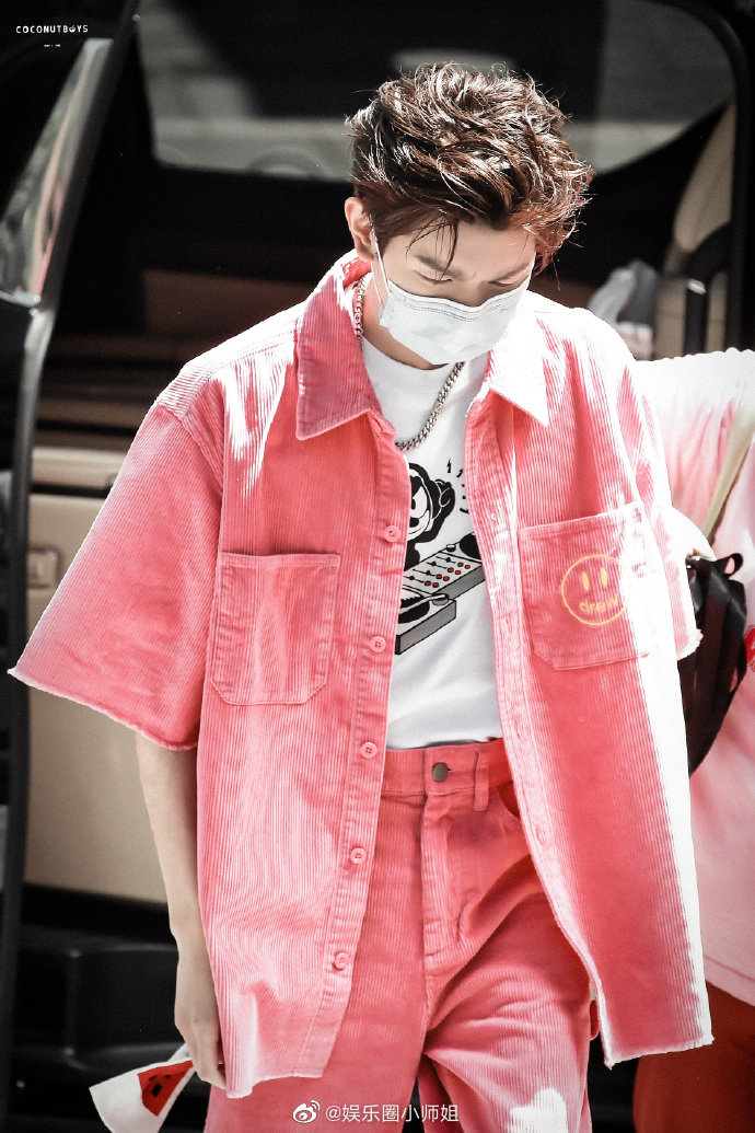 王源与粉色适配度##王源粉色外套饭拍图