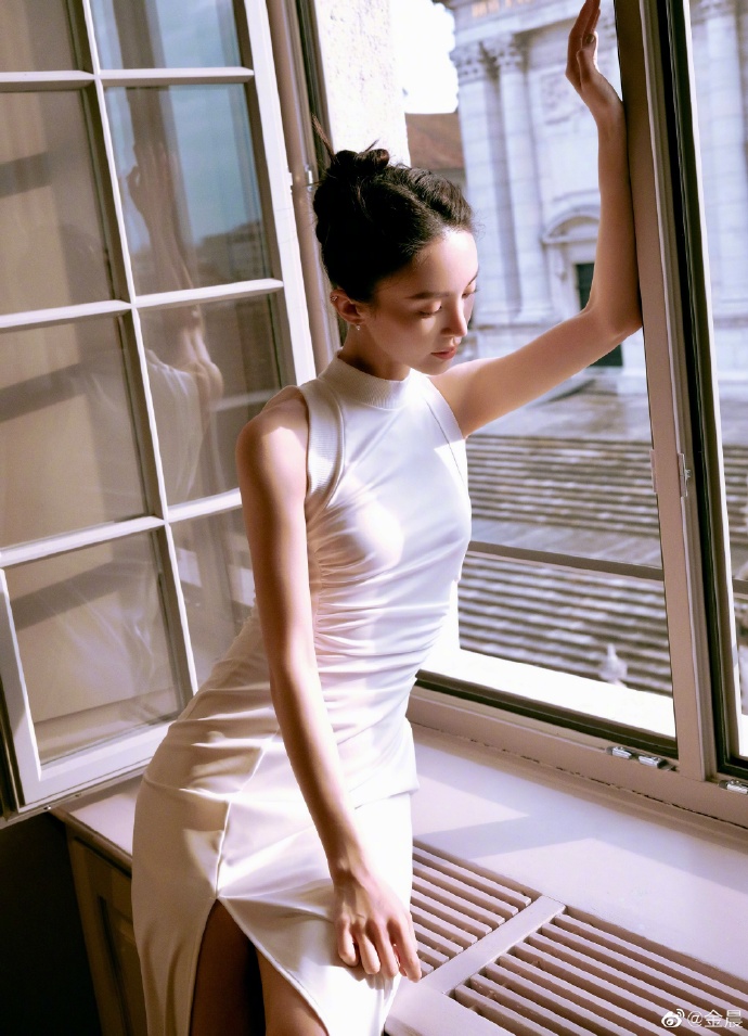 金晨瑞士随拍9615   气质盘发白色开叉连衣裙好美,侧颜鲨也真的好