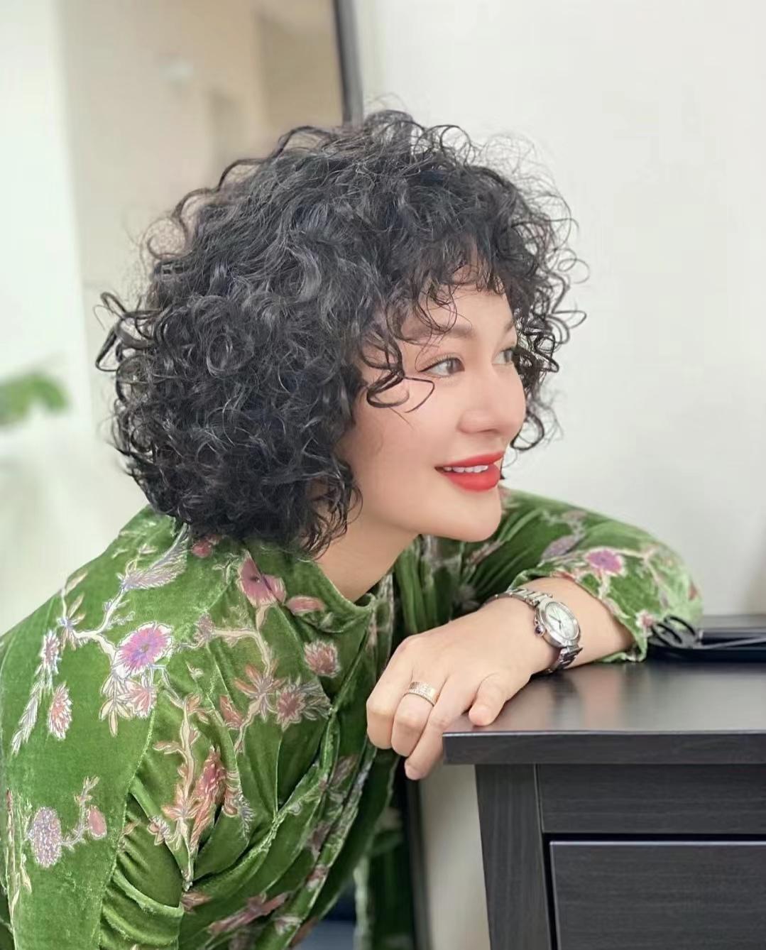 50多岁的女性在烫发前要牢记"三烫三免"的原则.