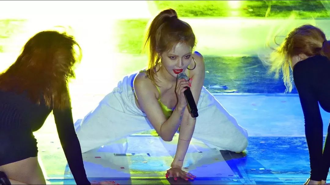 表白姐姐的业务能力!泫雅穿吊带热舞 上衣蝴蝶结突然散开了