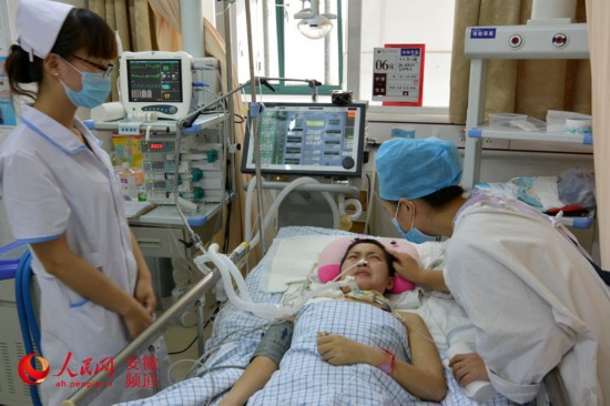 躺在重症监护室床上的张二娥,饱受病痛的折磨.(苏加元 摄)