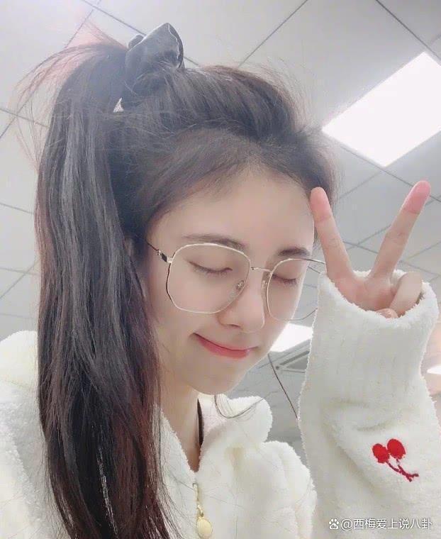 鞠婧祎素颜自拍,开"十级"磨皮,连鼻子都"磨"到看不出来了