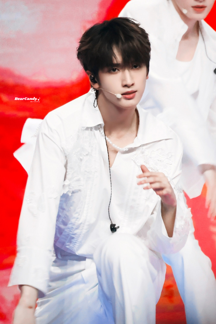 严浩翔微博音乐盛典秋日look##躺着听时代少年团的躺着真舒服