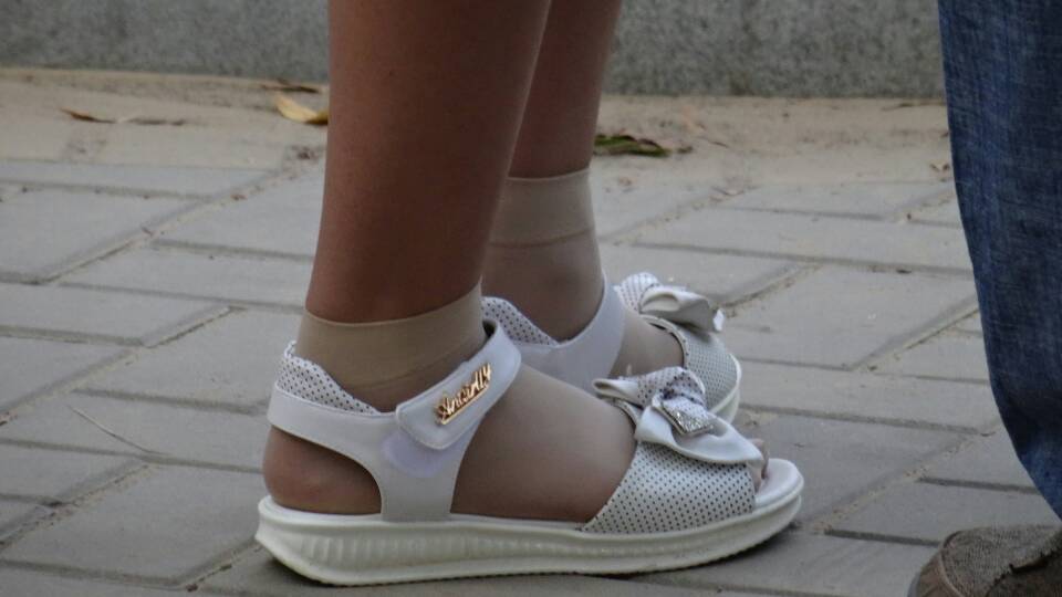 一个小女生穿凉鞋搭配短丝袜好看吗?