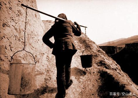 硬朗的抬水老人