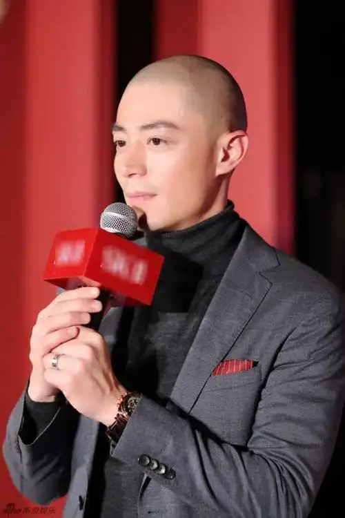 霍建华老干部形象亮相 笔挺西装光头帅气(图)