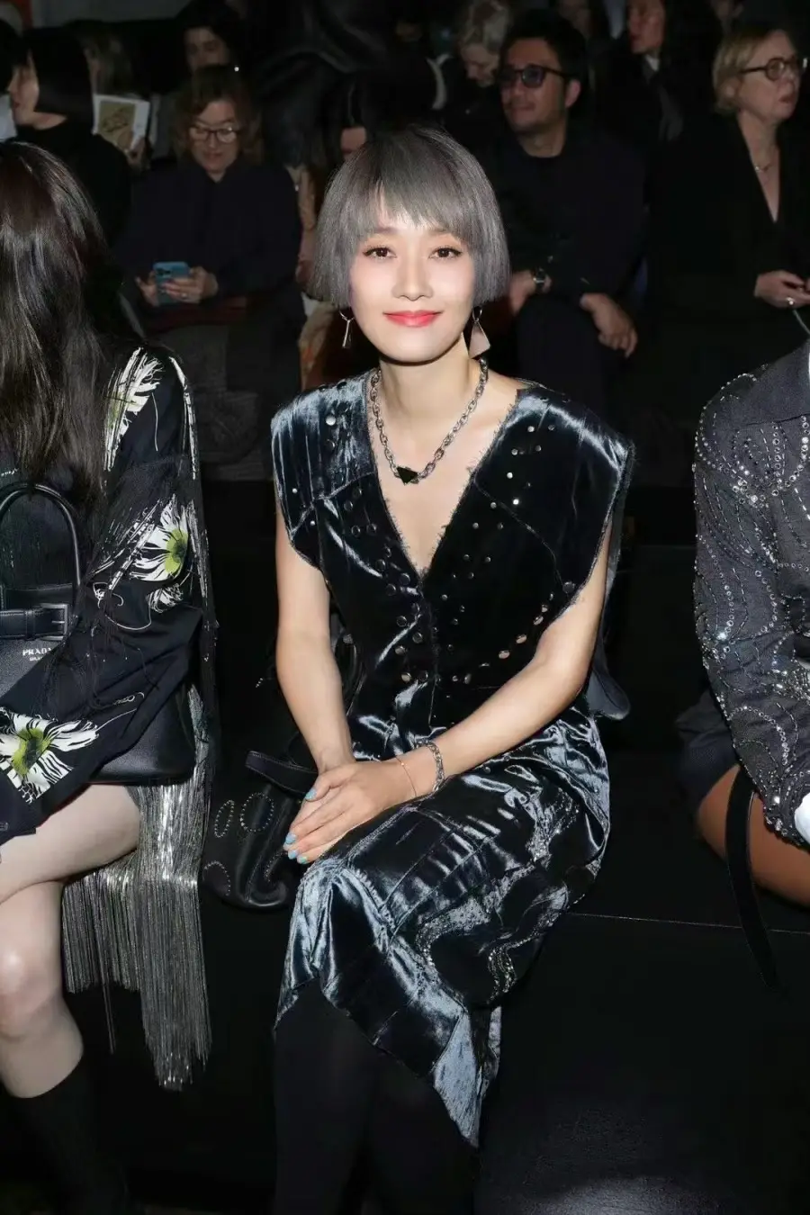 马伊琍真的很前卫,染奶奶灰波波头配铆钉裙,气场强大又高级_连衣裙