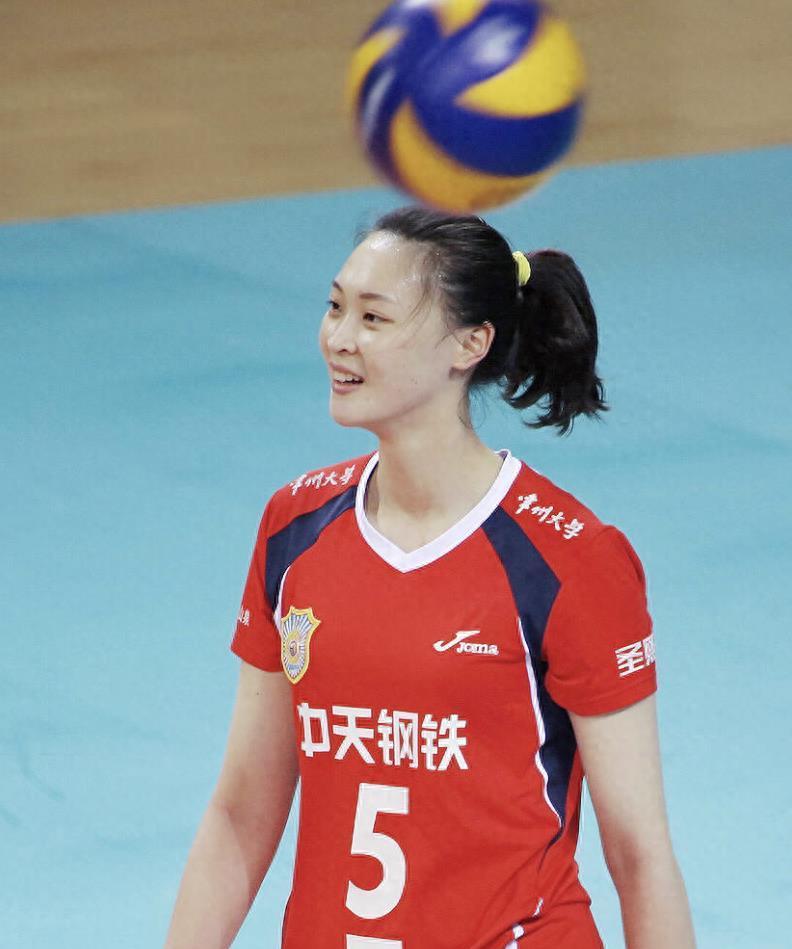 前女排队长惠若琪情人节秀幸福,晒祖孙三代全家福,妈妈白发抢镜_排球