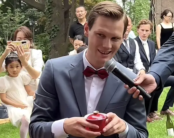 网红克里斯迎娶山东女孩,疑入赘中国,新娘跪地给挪威公婆敬茶_婚礼_一