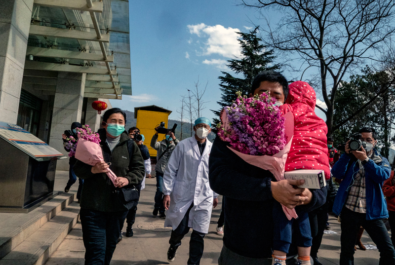 昆明市2名新型冠状病毒感染的肺炎患者康复出院