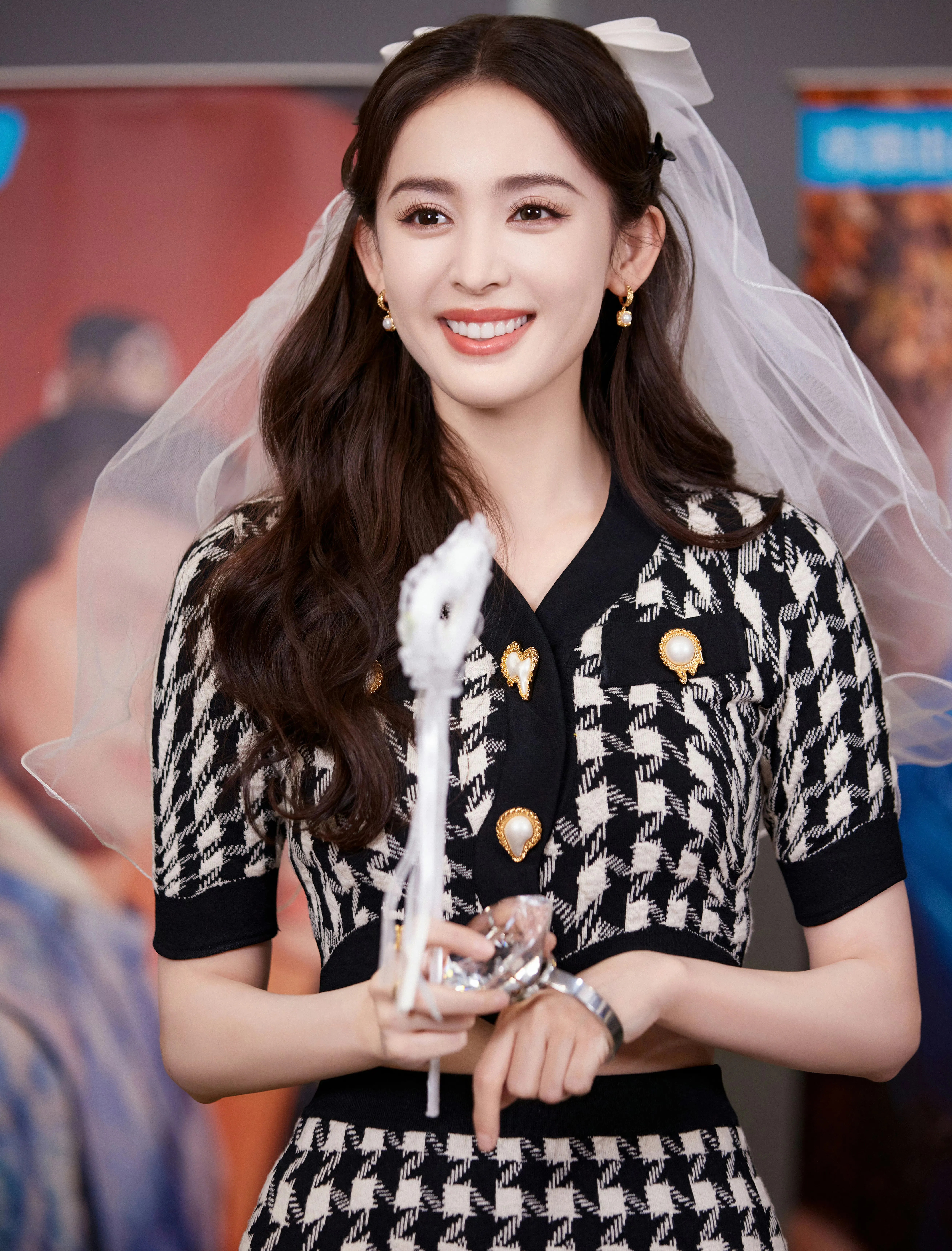 古力娜扎最新出席活动美照,这身穿搭时尚感十足,戴着头纱嘟嘴卖萌比心