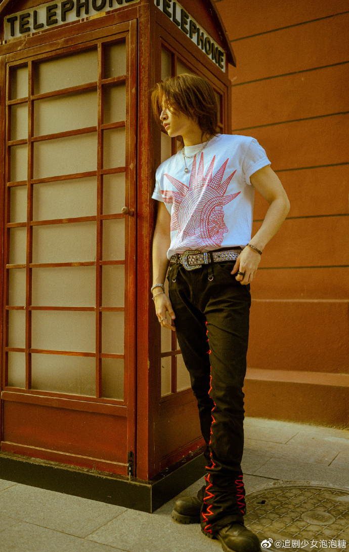 王琳凯街头朋克大片#小鬼王琳凯街头大片,简约穿搭时尚感满满,期待