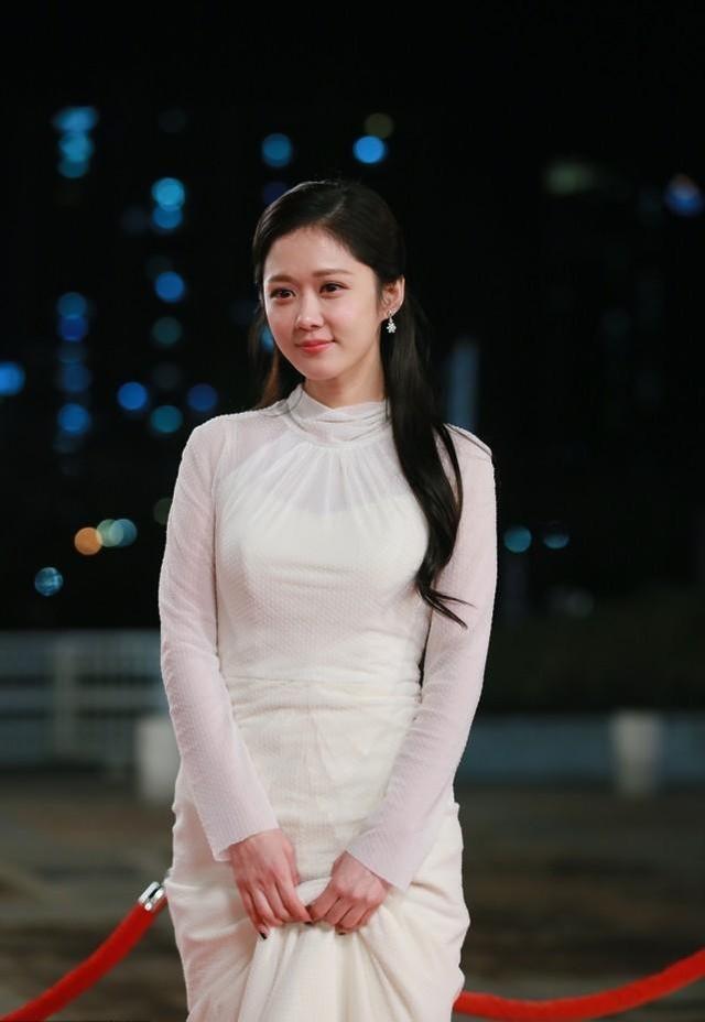 看张娜拉穿白色的裙子,想象不到她都40多了,清纯不显老