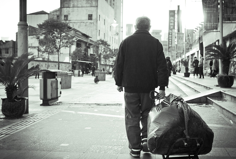 l1002423 br /> 又一个苍老的背影.这次我可以肯定,他是进货的小摊贩.