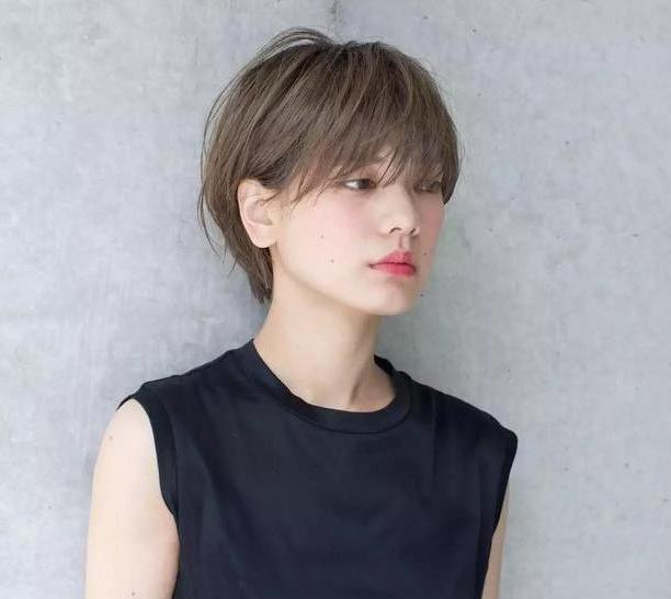 2021年夏季女生最新短发造型推荐,减龄不说还很洋气脸大的女生也很