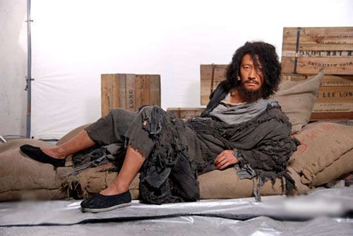 潮人乞丐走红网络 看大牌明星扮乞丐哪个更帅