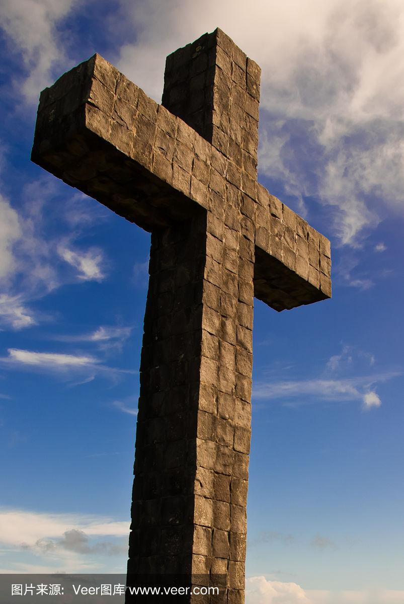 蓝色天空下的基督教十字架