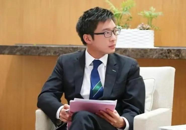 回顾霍启山恋过章子怡错过何超莲38岁依旧单身他在追求什么