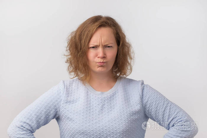 头像在灰色背景下穿着蓝色毛衣的年轻而生气的女人.她对结果不满意.