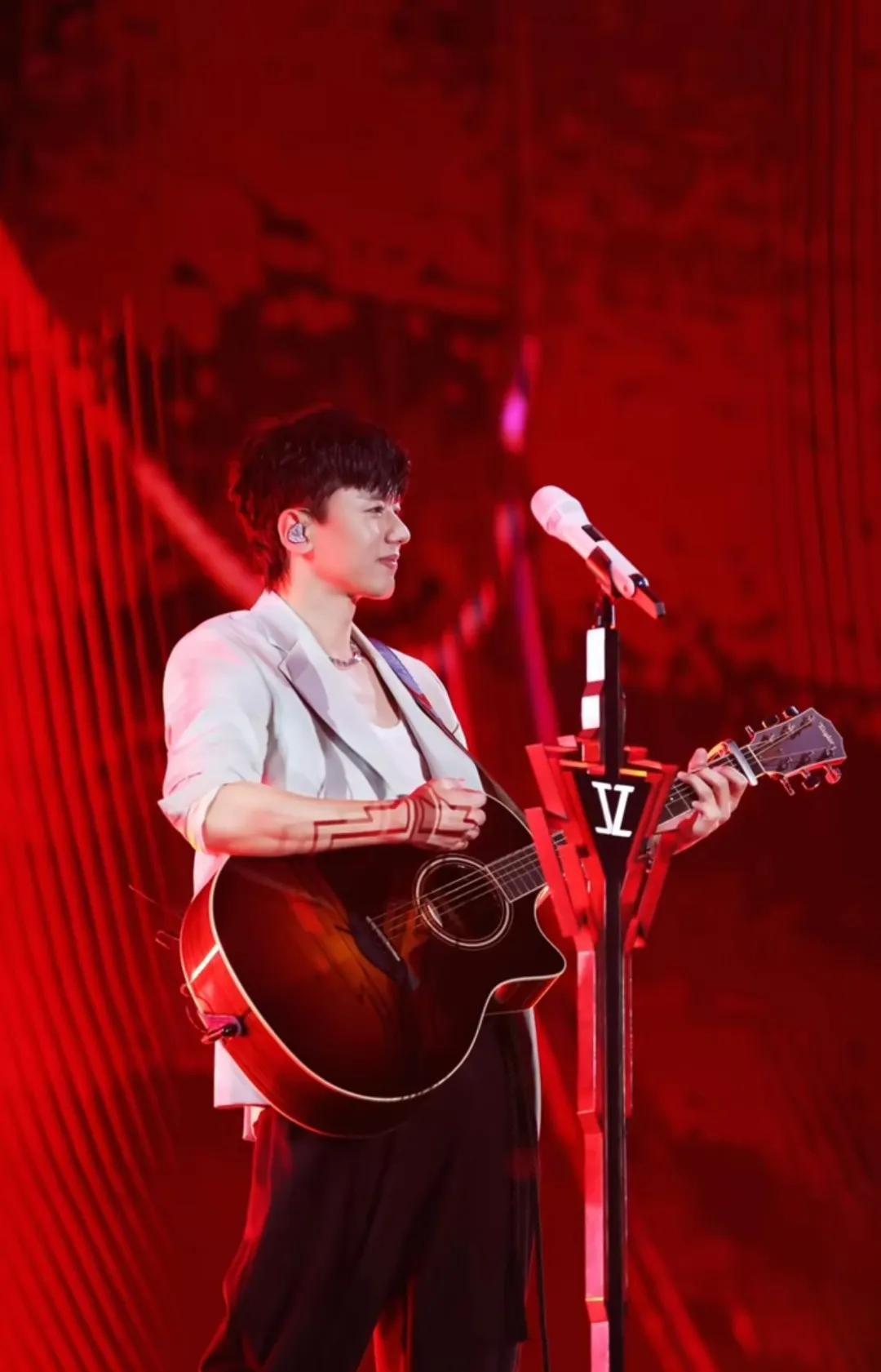 张杰|张杰演唱会万人蹦迪,41岁张杰男人味足,了解谢娜的快乐了