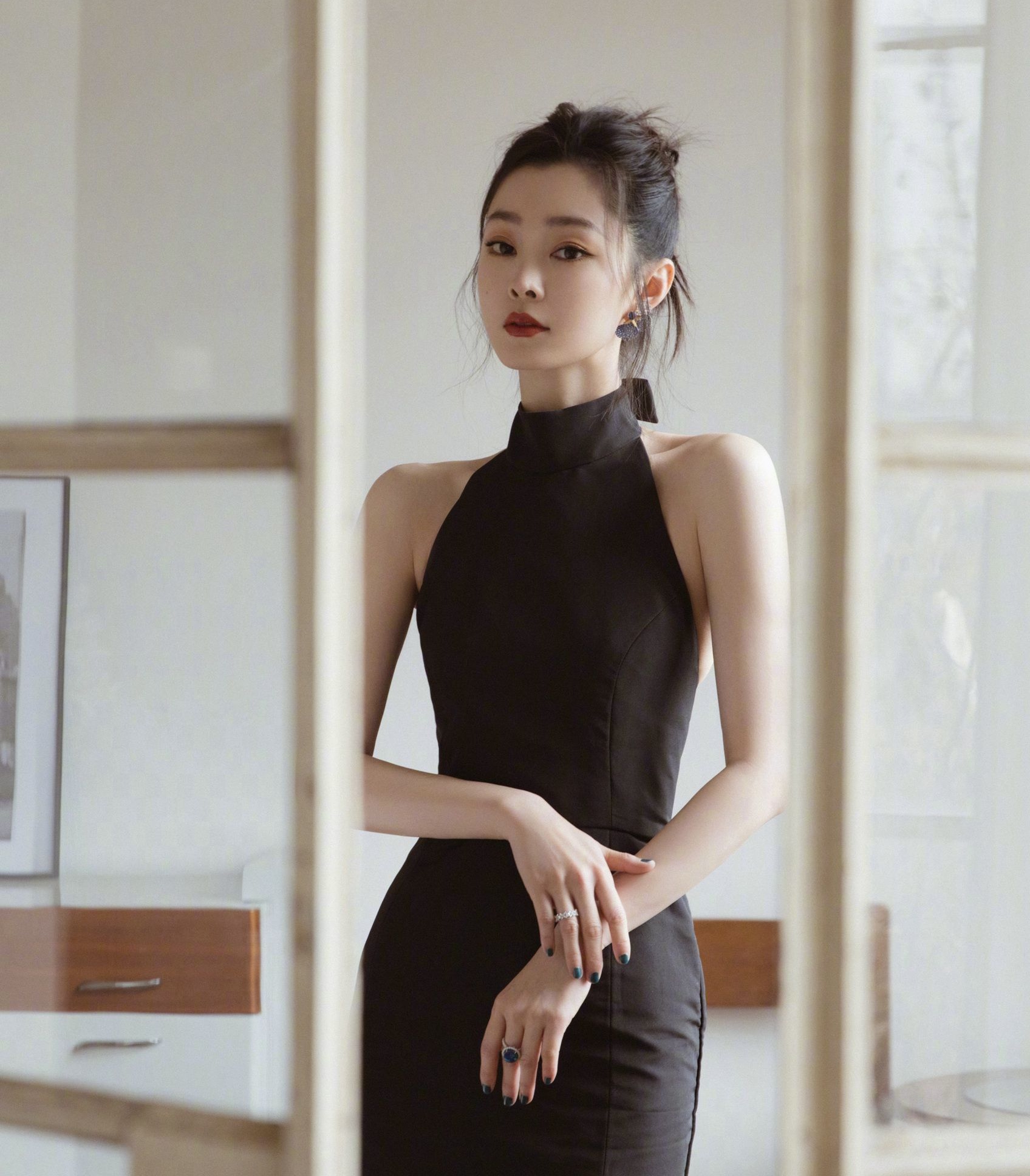 宋轶黑色瘦身连衣裙写真,灵动优雅,娇俏可人!