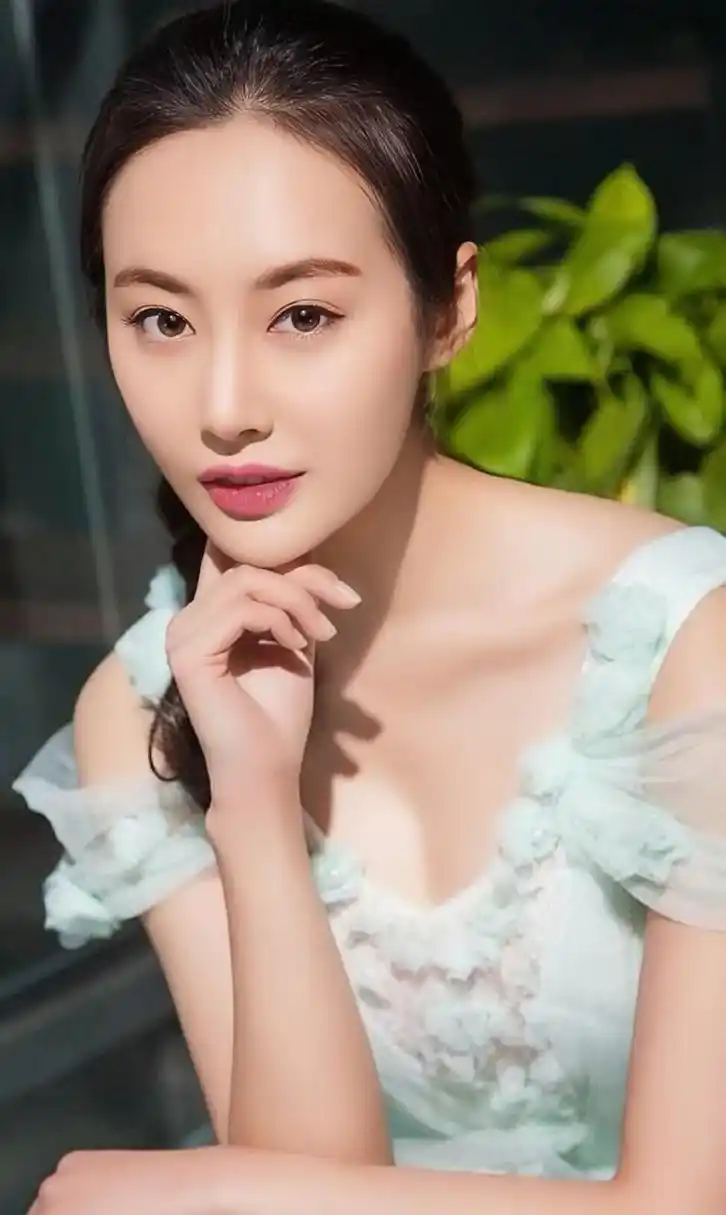 生活中的李纯是个清新灵动的女生.