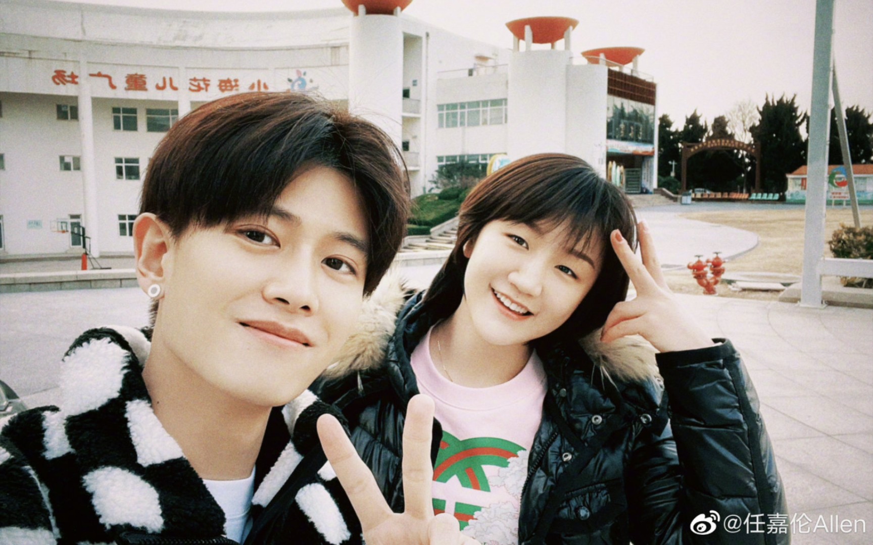 任嘉伦晒合影重游训练故地,少年意气,一生珍惜.