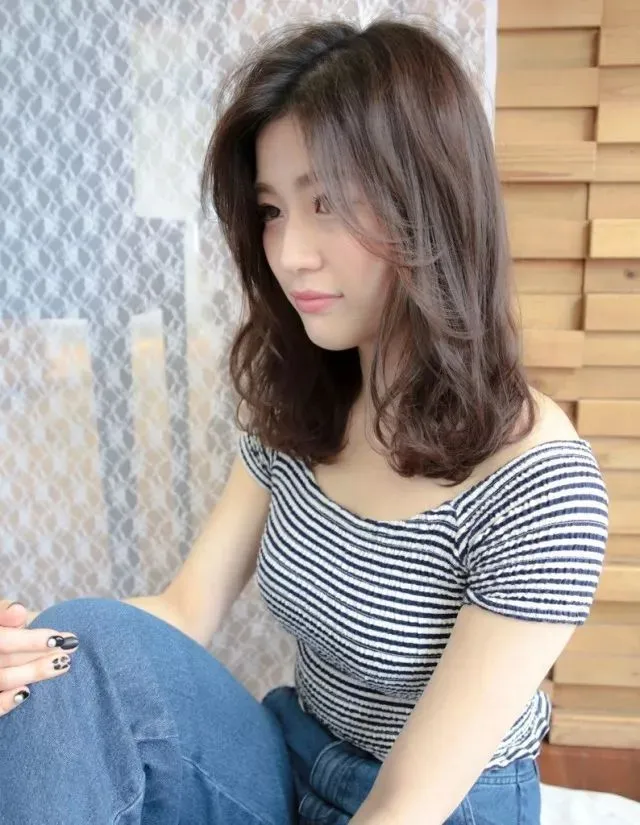 女人上了年纪,头发只能越来越短吗?推荐4款齐肩卷发,洋气减龄插图6