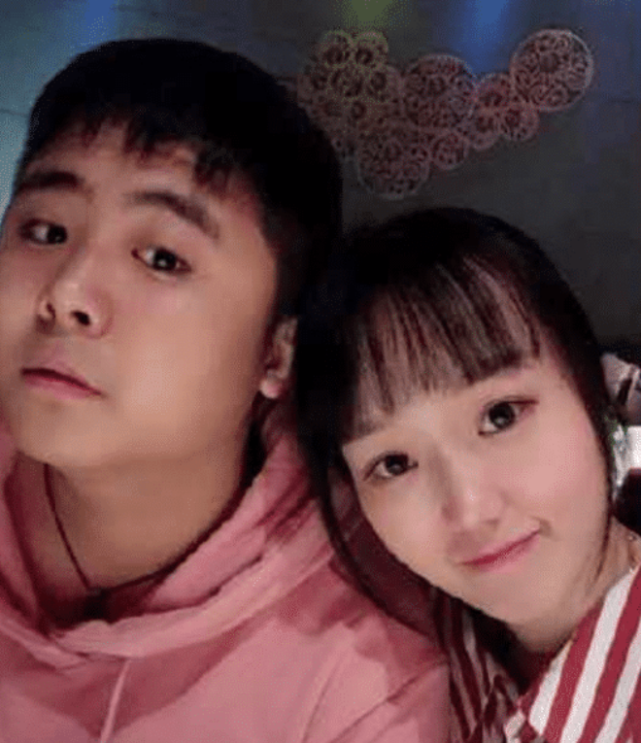 他的妻子长相非常漂亮,他们结婚之时,郭麒麟还去当过伴郎,可见他们的