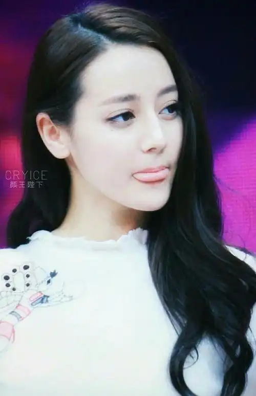 迪丽热巴分享170728迪丽热巴微表情之吐舌头无时无刻不透露着可爱