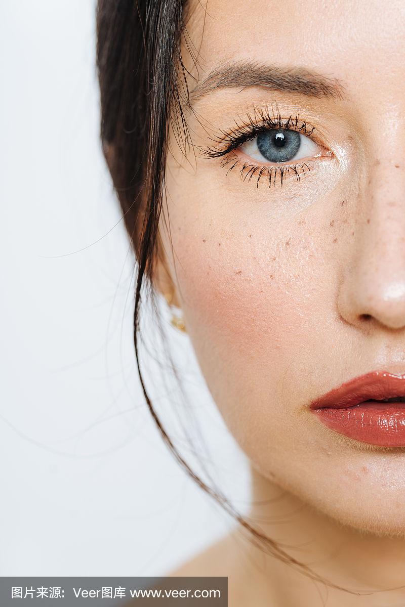 画像美丽的黑发女人模型与雀斑和蓝眼睛