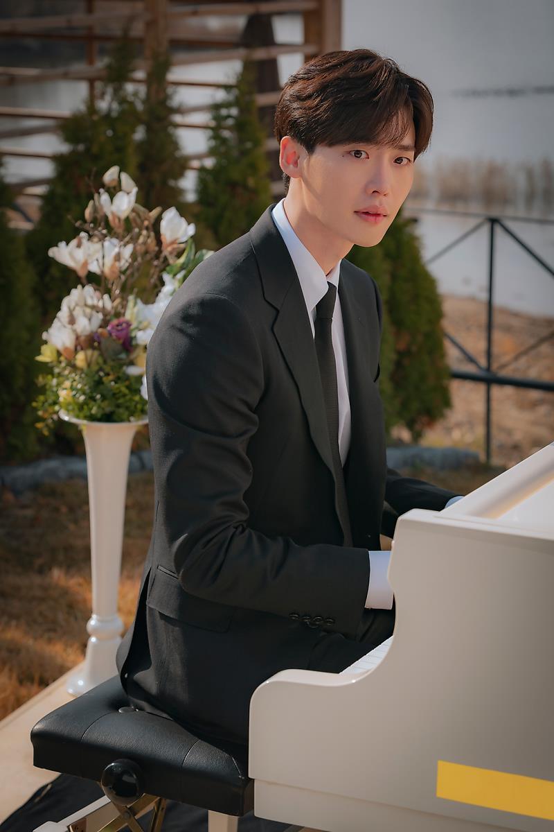 李钟硕黑色西装棕色发型,一表人才才貌非凡