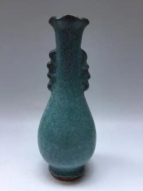 7号拍品:宋代钧瓷双耳观音瓶,高23.5,口径5.5,底宽6,0元起拍,加价50.