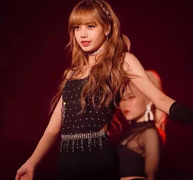 lisa疯马秀内场演出照曝光,场面相当炸裂,全身仅1条珍珠项链!