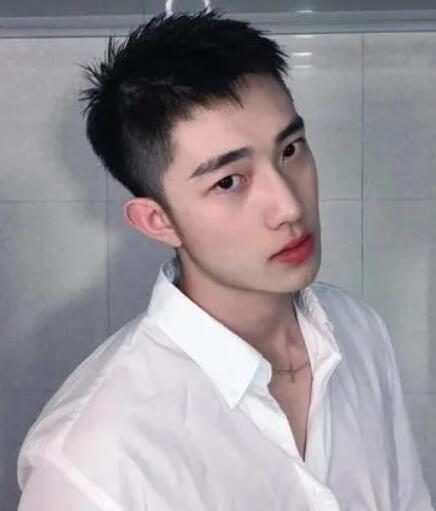 男生自然短碎发发型,衬托得特别的时尚