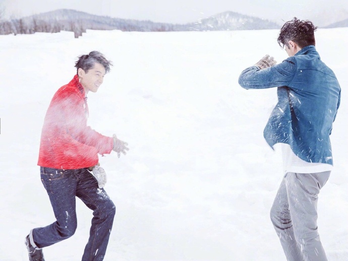 胡歌##霍建华#同登《时尚芭莎》ipad版,雪地里一起打雪仗,像两个长不