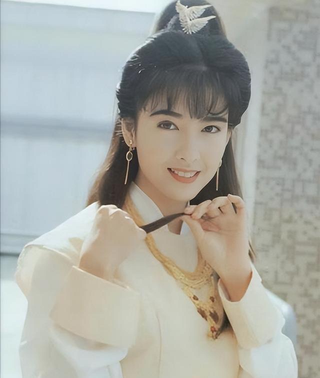 1988年走进演艺圈的周慧敏,只是一个年满二十岁的清纯姑娘.