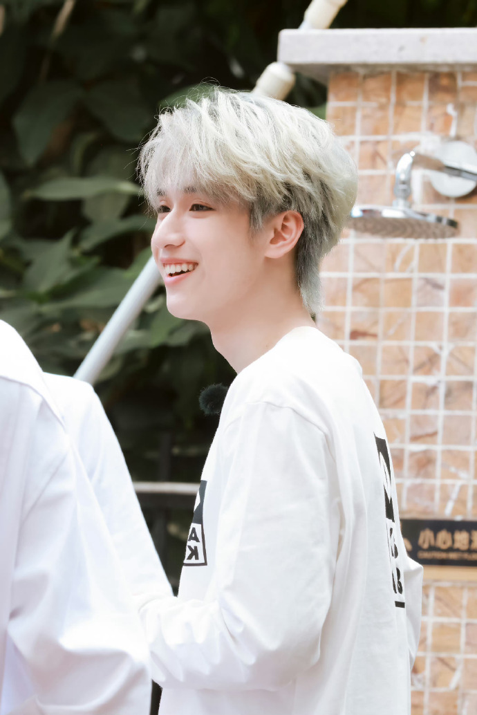 严浩翔笑得好开心#严浩翔最新花絮照96,帅帅气气,笑得好开心!