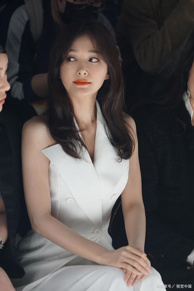 面部得柔和,脸型轮廓不能有明显的干瘪,给人是一种大气和端庄感觉