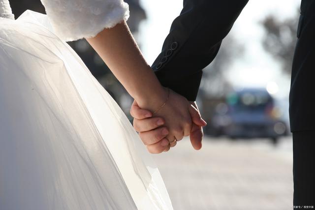 生命中最美好的画面,就是我们白发苍苍,手牵手慢慢变老.