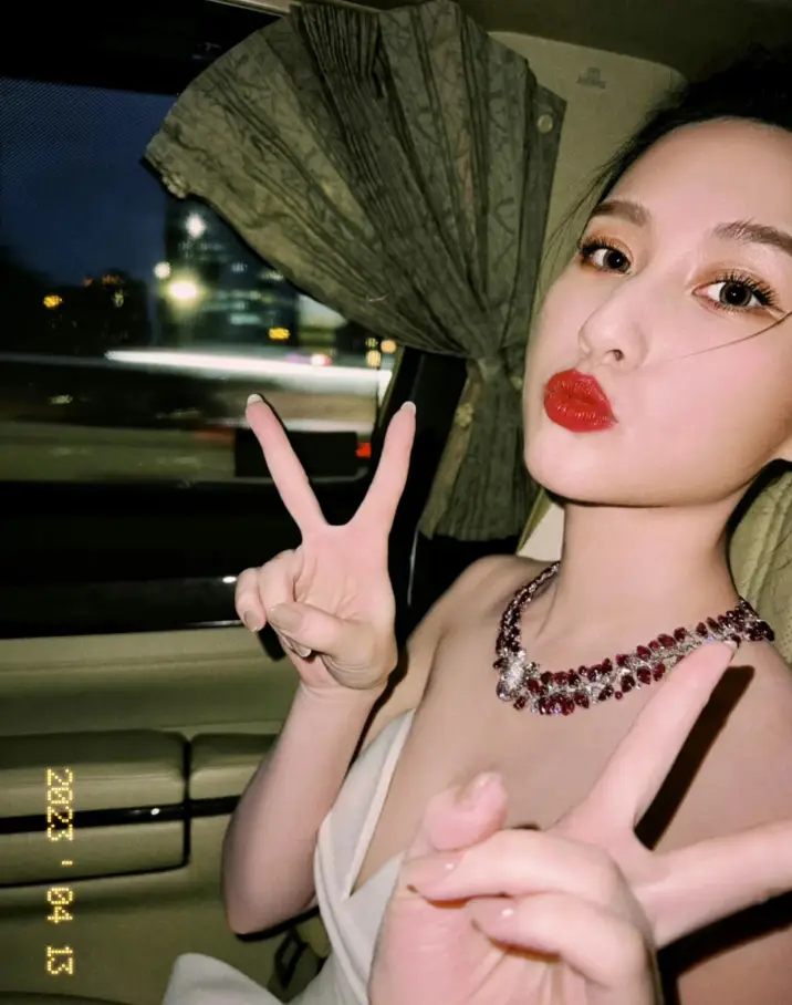 卡地亚晚宴,当晚参加嘉宾的珠宝选择也成为了一大看点,跟姐姐何超琼略