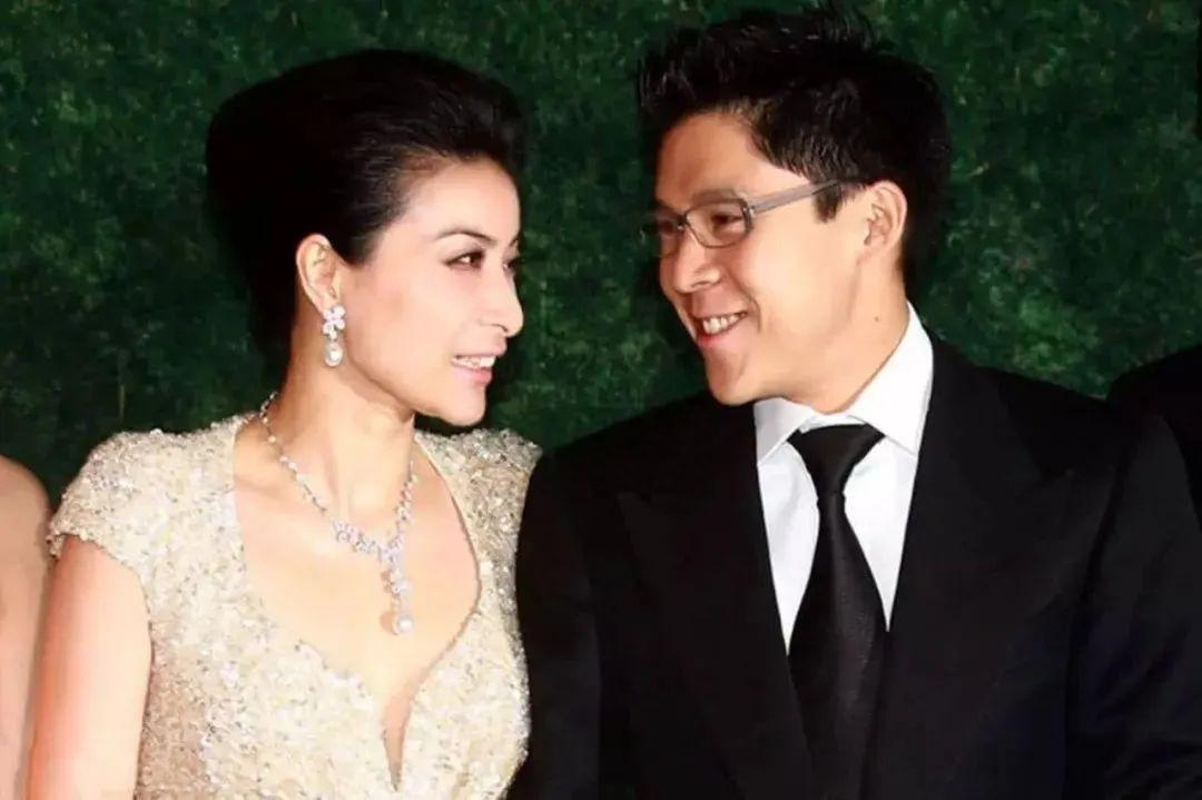 郭晶晶个人资料:被霍启刚苦追8年,婚后掌握家中大权 ,丈夫疼爱公婆