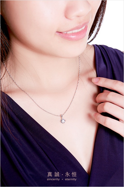 周大福 骄人系列 之雅致高贵18k金镶钻石吊坠