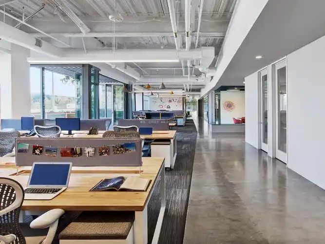 多彩的颜色做为办公室装修风格是否合适