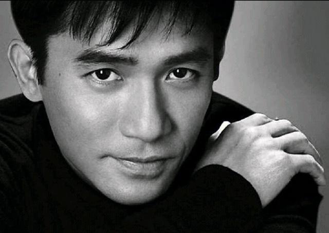 近日,梁朝伟亮相第27届釜山电影节开幕红毯.