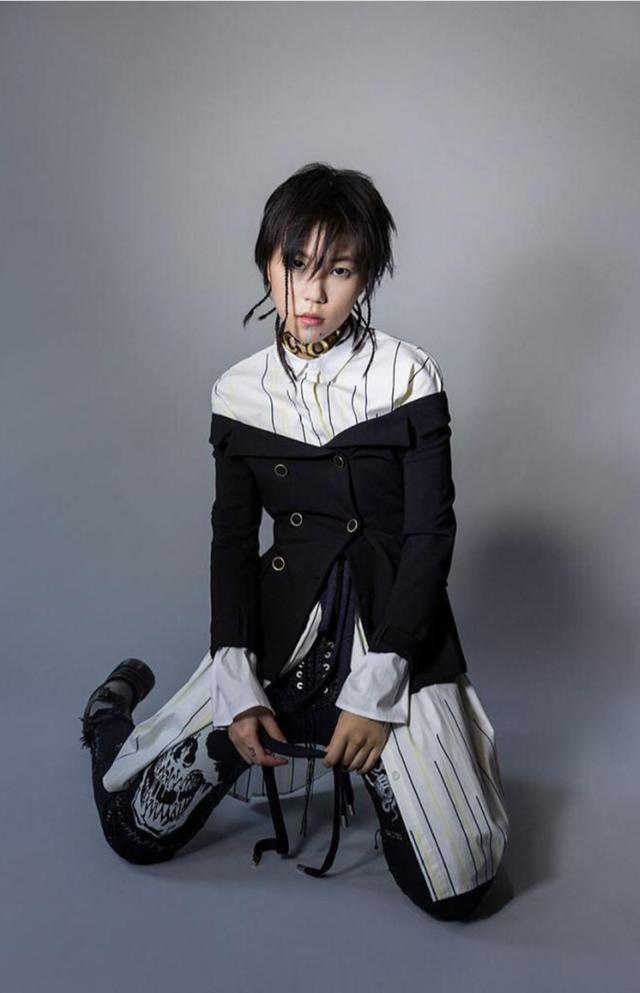 窦靖童放飞自我,扎"泥鳅辫"配polo衫,网友:王菲真不管管?