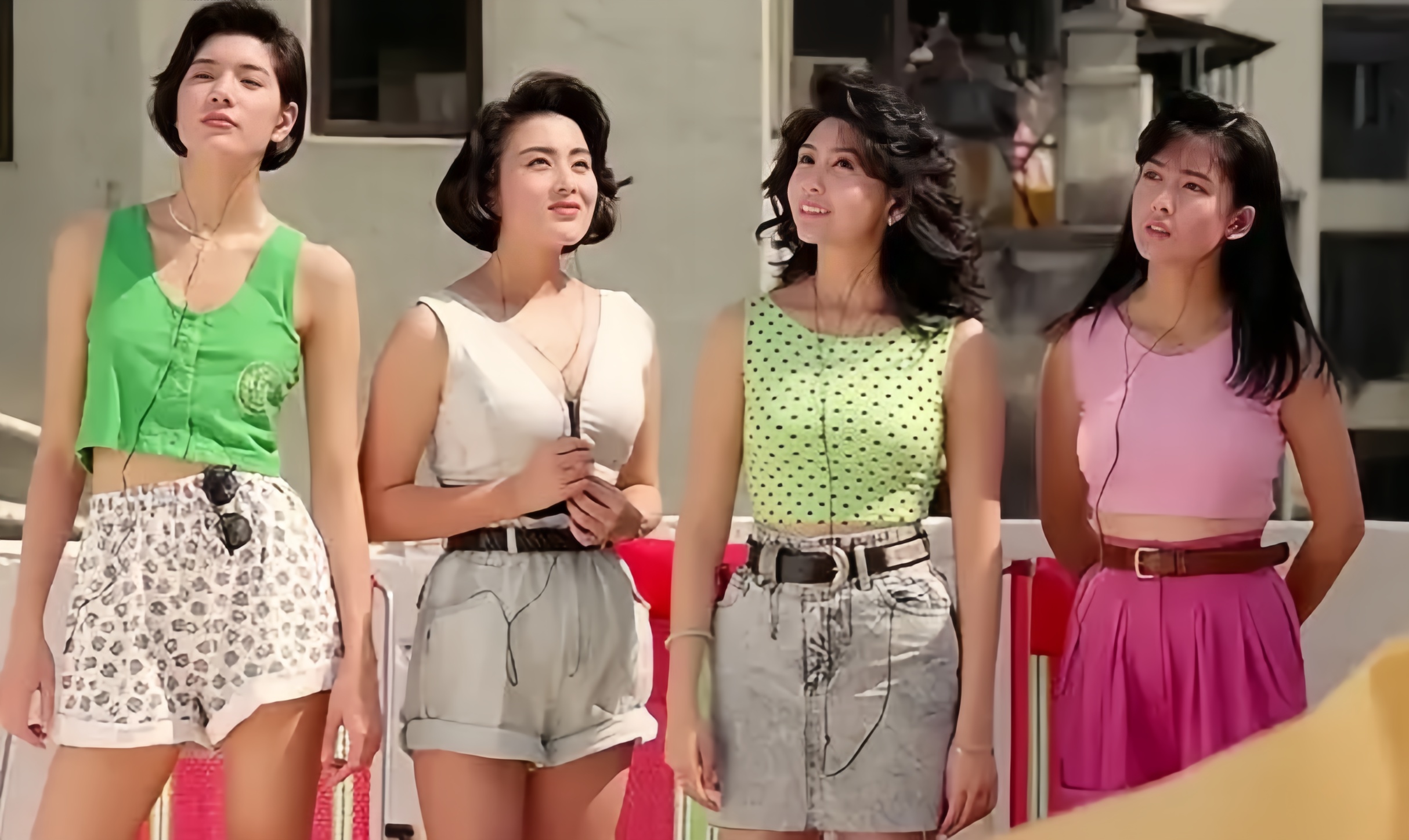 年轻时期的香港女星们曾一同合影,张敏以其真正的美丽和迷人风采令人