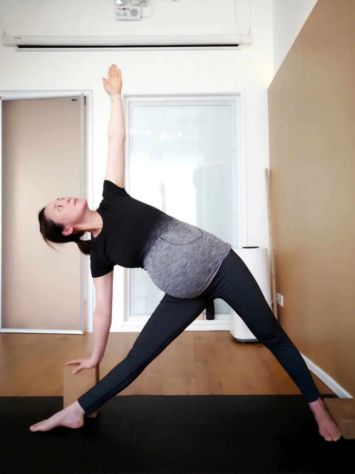 43岁蒋勤勤怀二胎做瑜伽,挺巨肚劈叉倒立